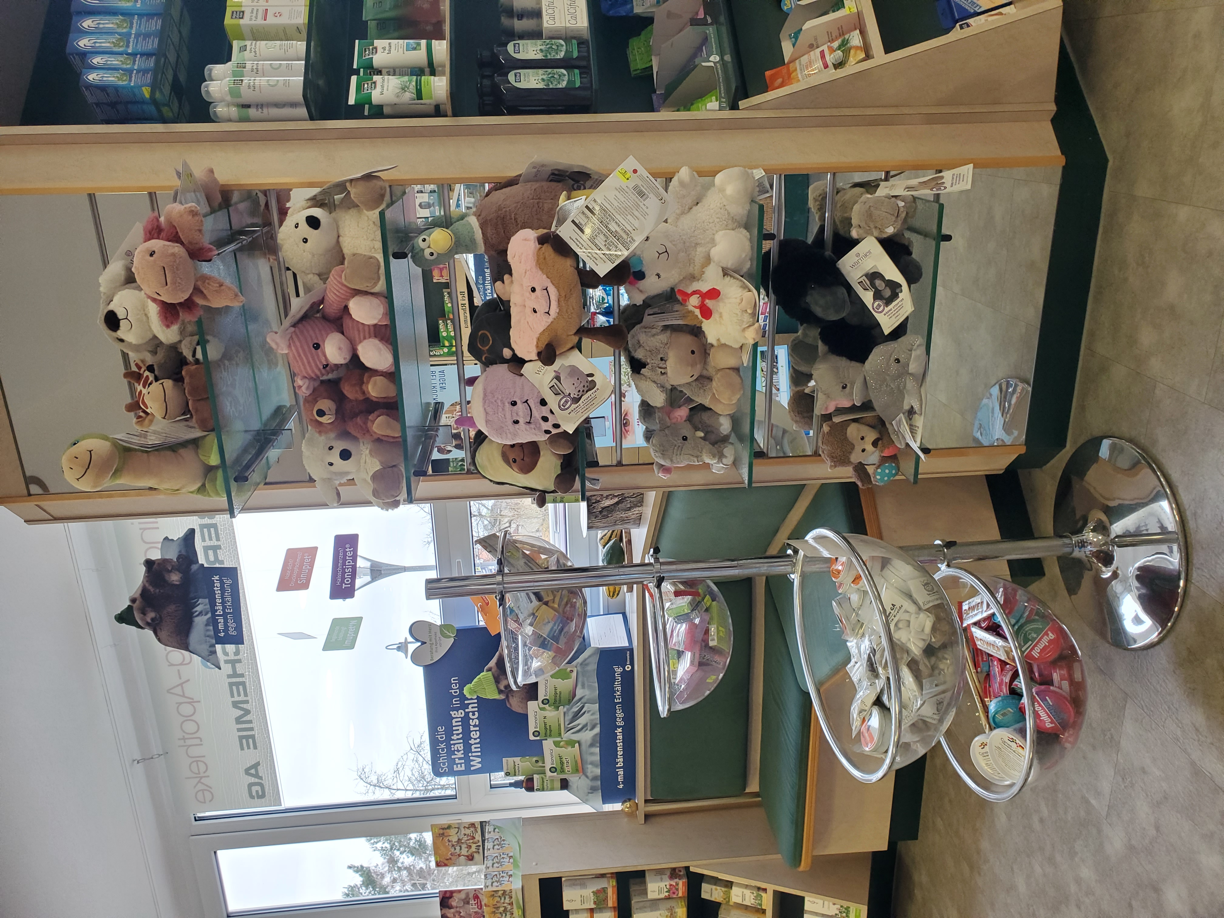 Moderne Offizin der Lindenberg-Apotheke